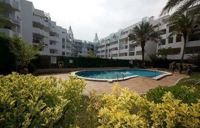 Rez-de-jardin de 2 chambres avec terrasse dans une résidence avec piscine