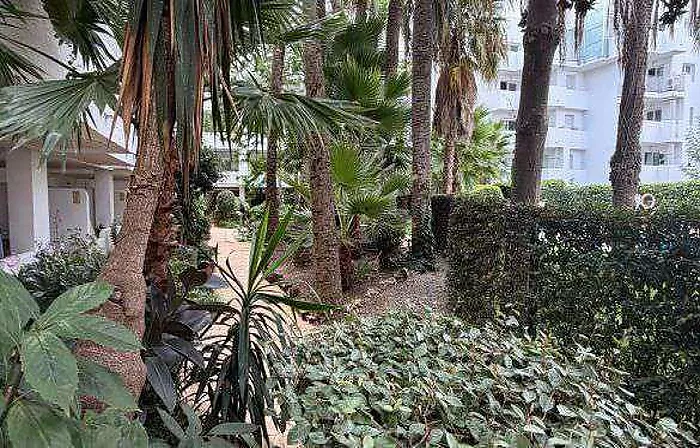 Rez-de-jardin de 2 chambres avec terrasse dans une résidence avec piscine