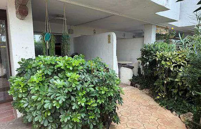 Rez-de-jardin de 2 chambres avec terrasse dans une résidence avec piscine