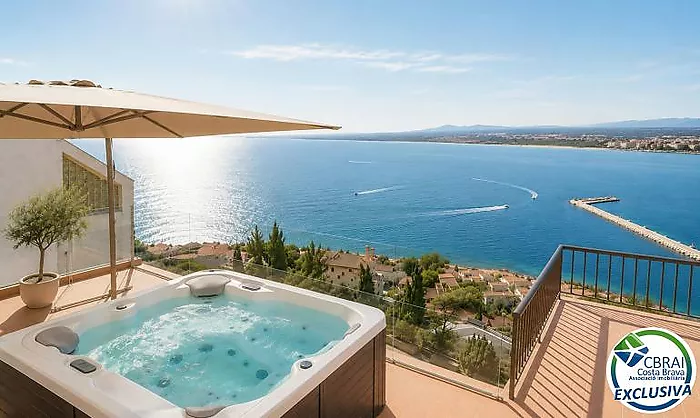 Élégant chalet méditerranéen avec jacuzzi, garage et vues spectaculaires à Roses
