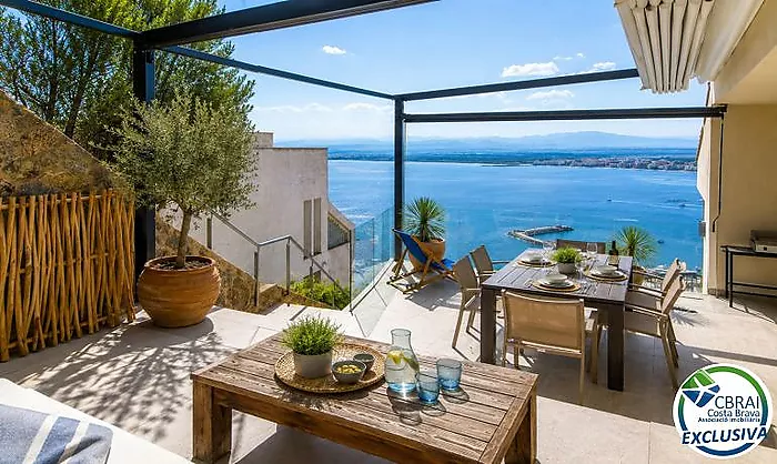 Élégant chalet méditerranéen avec jacuzzi, garage et vues spectaculaires à Roses
