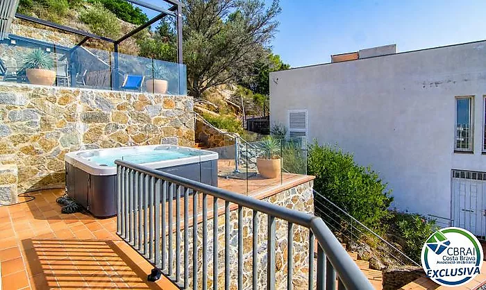 Élégant chalet méditerranéen avec jacuzzi, garage et vues spectaculaires à Roses