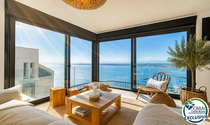 Élégant chalet méditerranéen avec jacuzzi, garage et vues spectaculaires à Roses