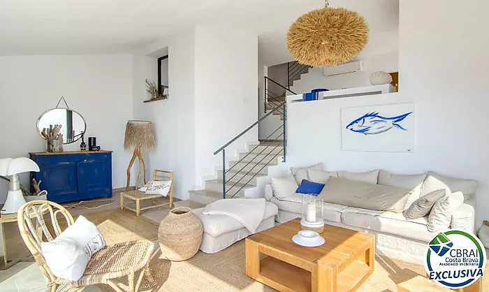 Élégant chalet méditerranéen avec jacuzzi, garage et vues spectaculaires à Roses