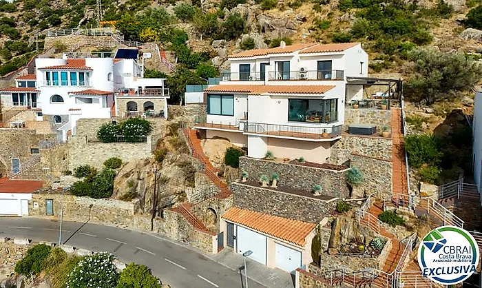 Élégant chalet méditerranéen avec jacuzzi, garage et vues spectaculaires à Roses