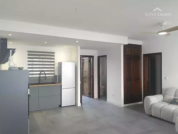 Apartamento reformado con vistas excepcionales a la Bahía de las Rosas.