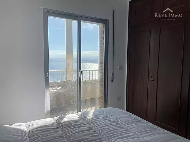 Apartamento reformado con vistas excepcionales a la Bahía de las Rosas.