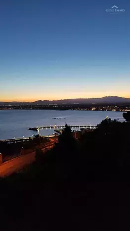 Apartamento reformado con vistas excepcionales a la Bahía de las Rosas.