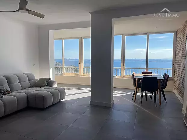 Apartamento reformado con vistas excepcionales a la Bahía de las Rosas.