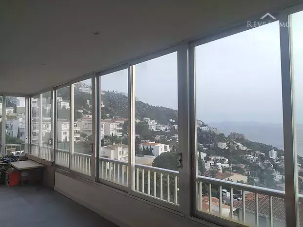 Apartamento reformado con vistas excepcionales a la Bahía de las Rosas.
