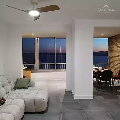 Apartamento reformado con vistas excepcionales a la Bahía de las Rosas.