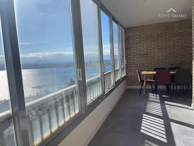 Apartamento reformado con vistas excepcionales a la Bahía de las Rosas.