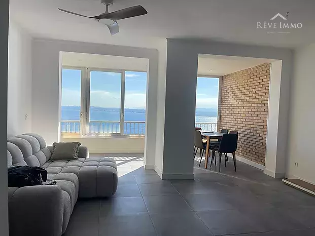 Apartamento reformado con vistas excepcionales a la Bahía de las Rosas.