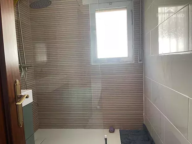 Apartamento reformado con vistas excepcionales a la Bahía de las Rosas.