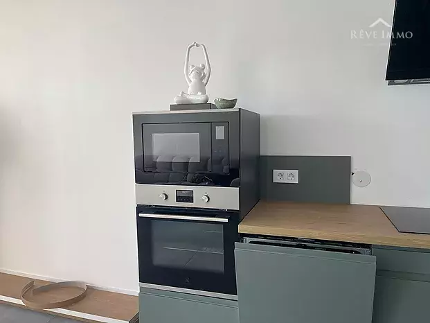 Apartamento reformado con vistas excepcionales a la Bahía de las Rosas.