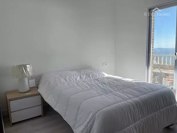 Apartamento reformado con vistas excepcionales a la Bahía de las Rosas.