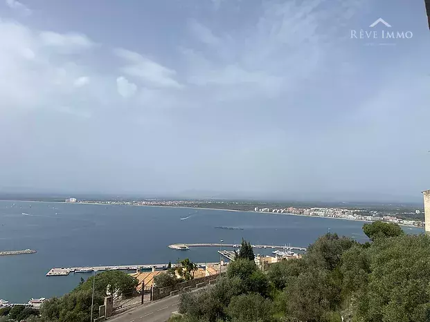 Apartamento reformado con vistas excepcionales a la Bahía de las Rosas.