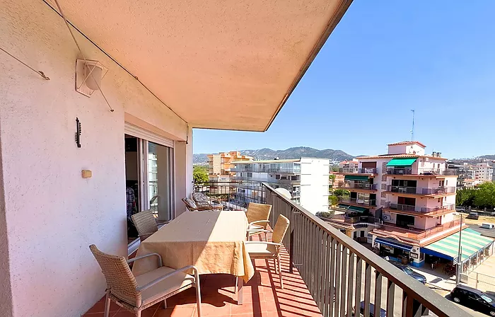 Apartamento luminoso con terraza — Última planta, Santa Margarita, Roses