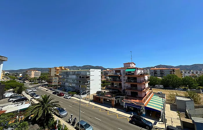 Apartamento luminoso con terraza — Última planta, Santa Margarita, Roses