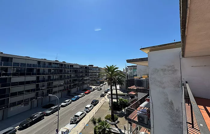 Apartamento luminoso con terraza — Última planta, Santa Margarita, Roses