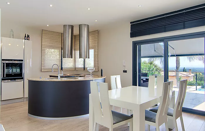 Design villa with swimming pool and spectacular views over the Bay of Roses – Palau-saverdera