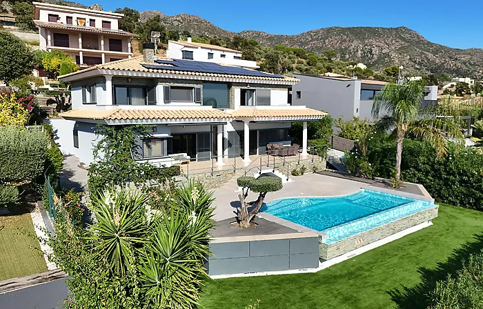 Design villa with swimming pool and spectacular views over the Bay of Roses – Palau-saverdera