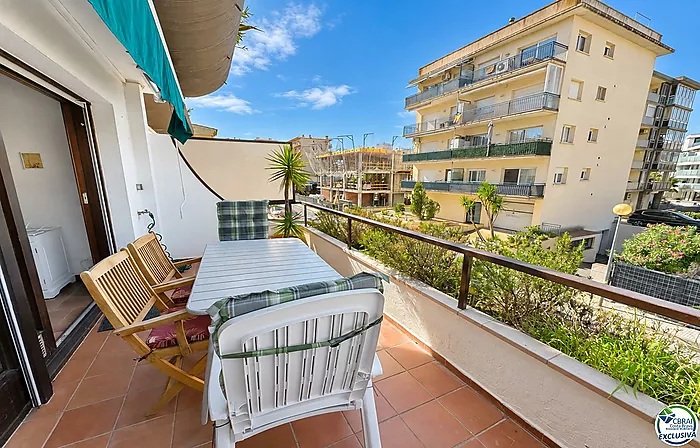 Spacious studio with terrace and tourist licence 80 metres from Santa Margarita beach - Roses