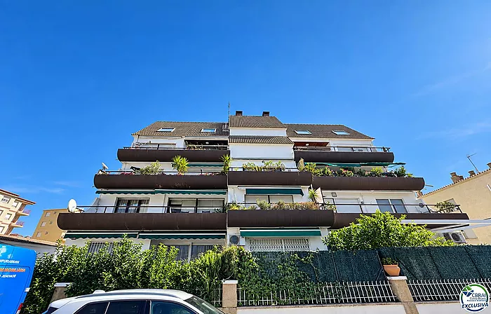 Spacious studio with terrace and tourist licence 80 metres from Santa Margarita beach - Roses