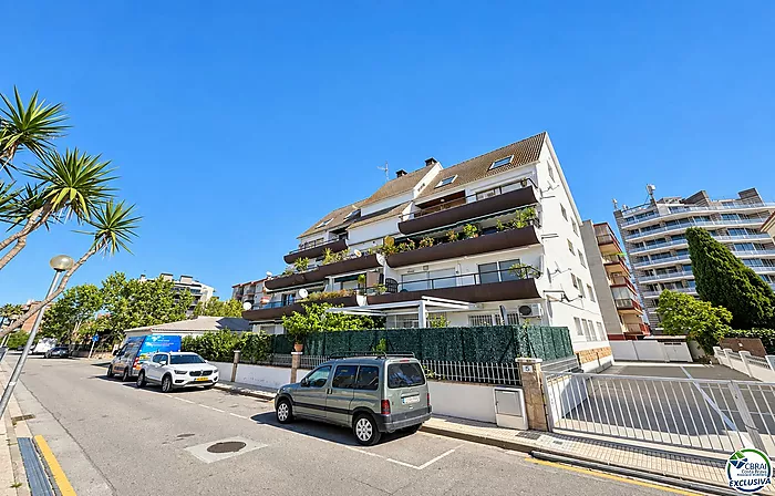 Spacious studio with terrace and tourist licence 80 metres from Santa Margarita beach - Roses