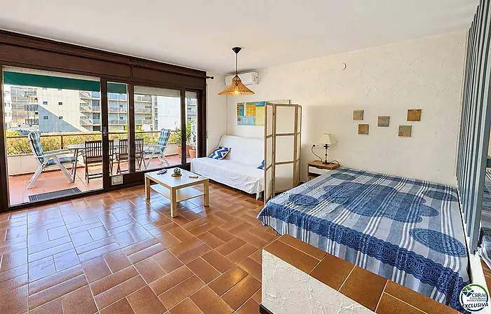 Spacious studio with terrace and tourist licence 80 metres from Santa Margarita beach - Roses