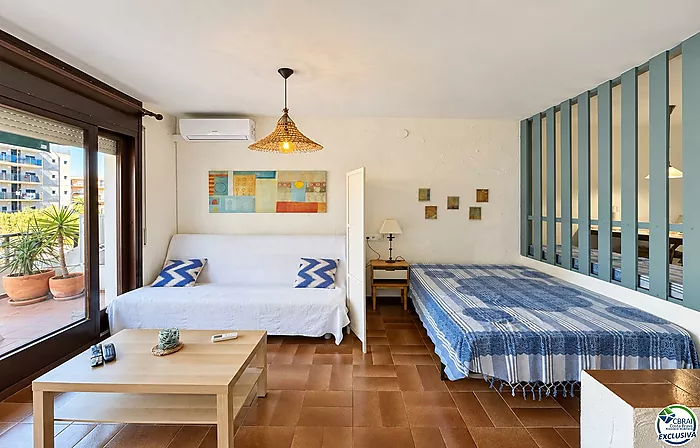 Spacious studio with terrace and tourist licence 80 metres from Santa Margarita beach - Roses