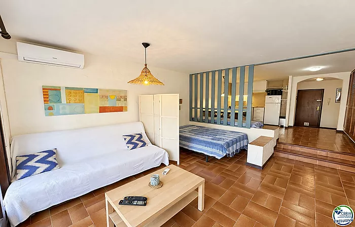 Spacious studio with terrace and tourist licence 80 metres from Santa Margarita beach - Roses