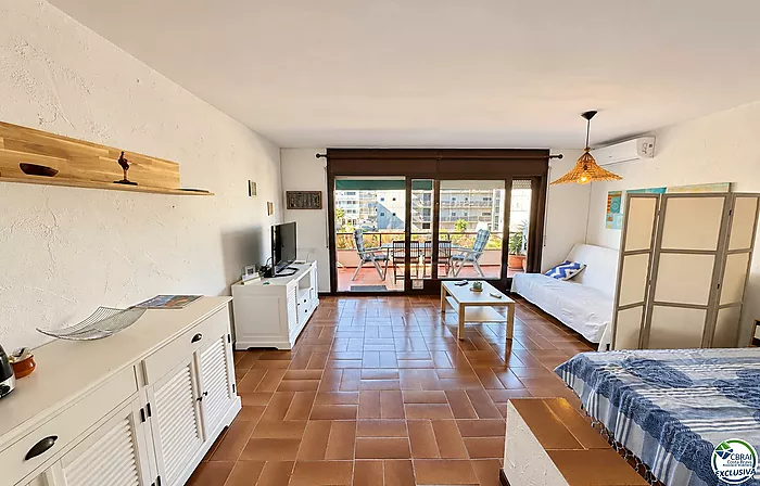 Spacious studio with terrace and tourist licence 80 metres from Santa Margarita beach - Roses