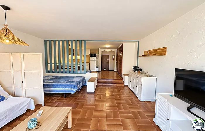 Spacious studio with terrace and tourist licence 80 metres from Santa Margarita beach - Roses