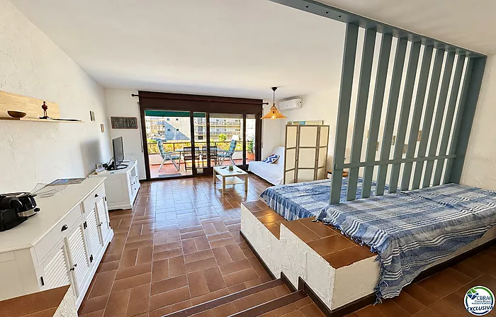 Spacious studio with terrace and tourist licence 80 metres from Santa Margarita beach - Roses