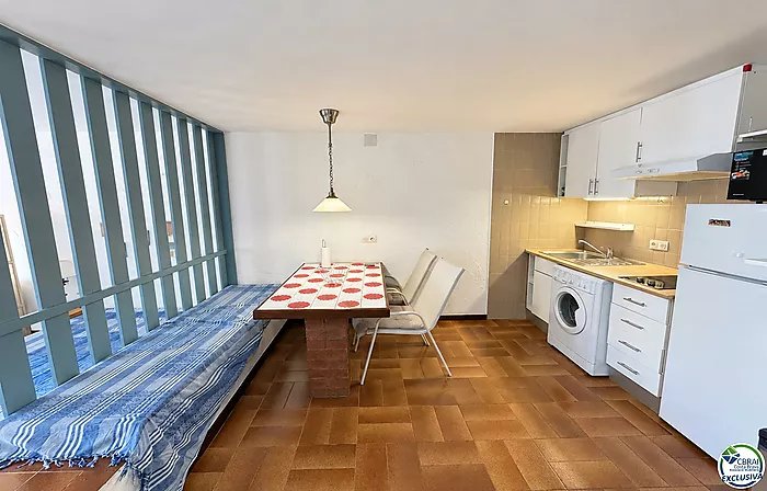 Spacious studio with terrace and tourist licence 80 metres from Santa Margarita beach - Roses