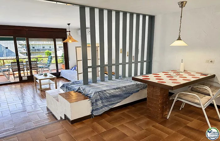 Spacious studio with terrace and tourist licence 80 metres from Santa Margarita beach - Roses