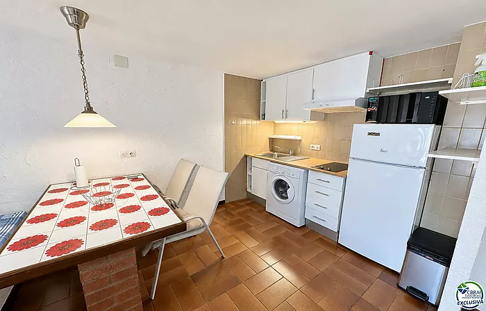 Spacious studio with terrace and tourist licence 80 metres from Santa Margarita beach - Roses