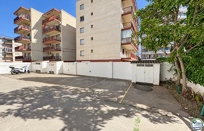 Spacious studio with terrace and tourist licence 80 metres from Santa Margarita beach - Roses