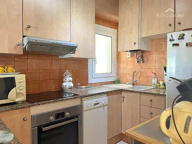 Apartment with terrace, parking, and step-free access 150 m from Almadrava beach