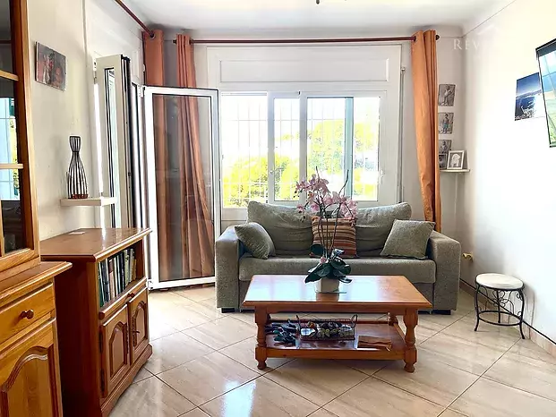 Apartment with terrace, parking, and step-free access 150 m from Almadrava beach