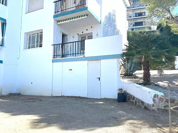 Apartment with terrace, parking, and step-free access 150 m from Almadrava beach