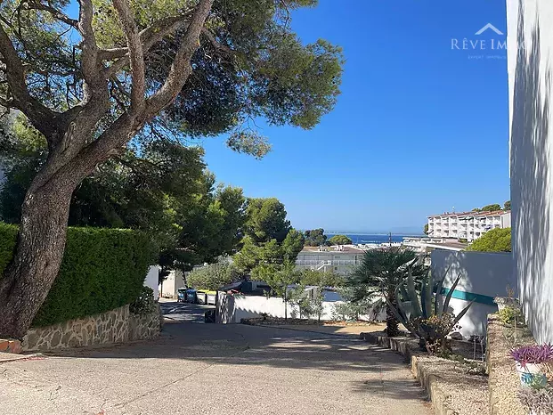 Apartment with terrace, parking, and step-free access 150 m from Almadrava beach