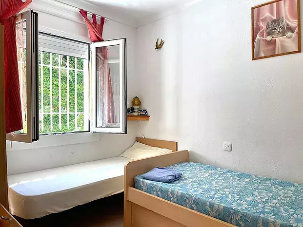Apartment with terrace, parking, and step-free access 150 m from Almadrava beach