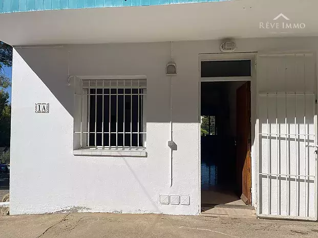 Apartment with terrace, parking, and step-free access 150 m from Almadrava beach