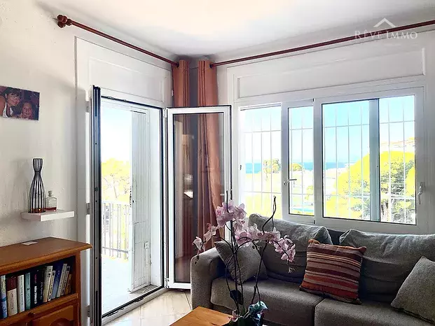 Apartment with terrace, parking, and step-free access 150 m from Almadrava beach