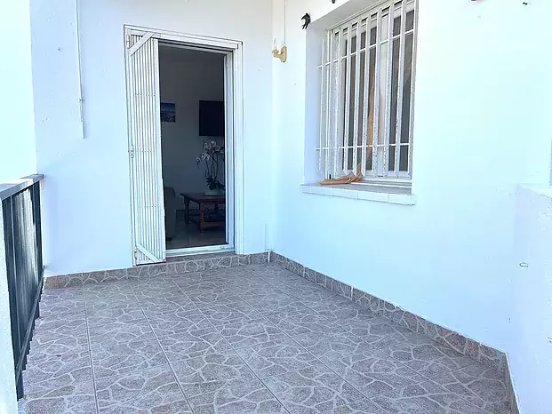 Apartment with terrace, parking, and step-free access 150 m from Almadrava beach