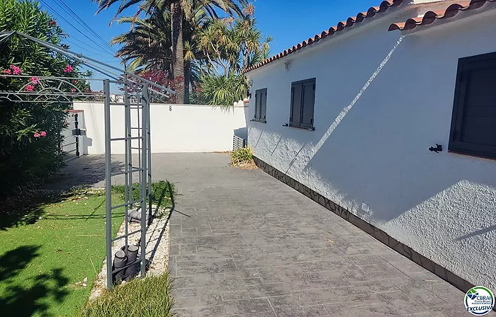 Bonica casa amb piscina i apartament per a convidats i piscina.