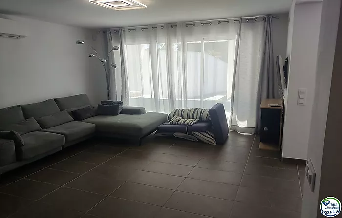 Bonica casa amb piscina i apartament per a convidats i piscina.