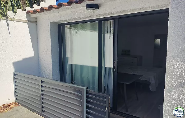 Bonica casa amb piscina i apartament per a convidats i piscina.